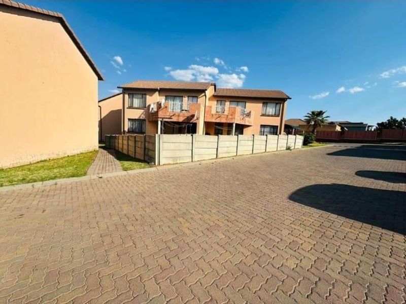 2 Bedroom Townhouse for Sale in Mondeor Johannesburg South - Photo 2