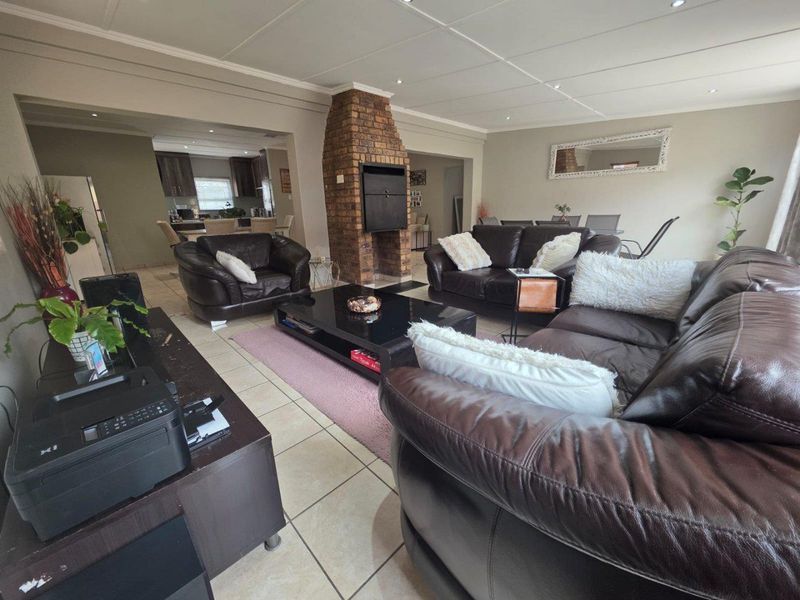Modern, Upmarket Townhouse in a Secure Complex - Photo 9
