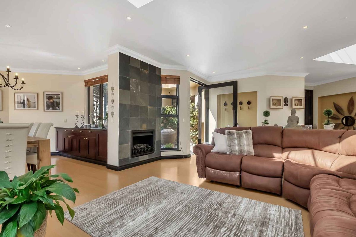 ENTERTAINERS 4 BEDROOM HOME IN DAINFERN RIDGE - Photo 3