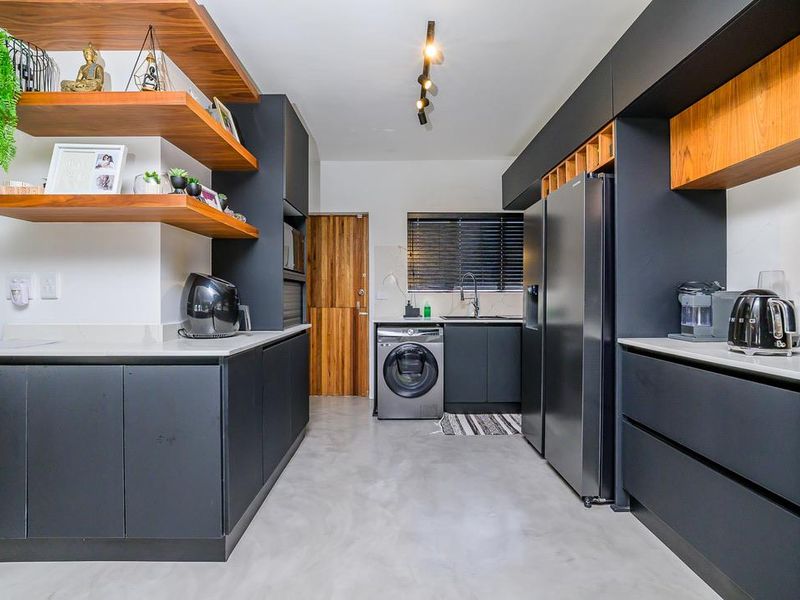 Hendra - Stylishly Renovated Townhouse with Sea Views in Prime La Lucia Location - Photo 3