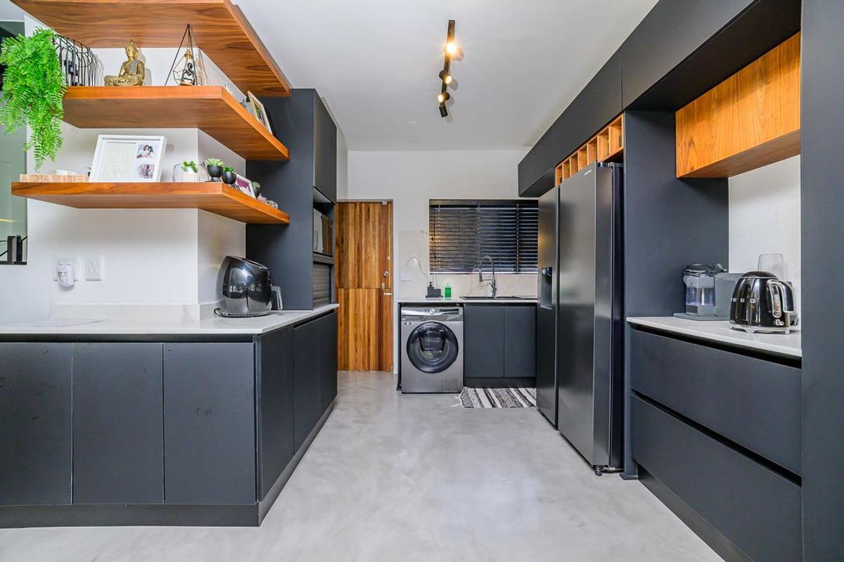 Hendra - Stylishly Renovated Townhouse with Sea Views in Prime La Lucia Location - Photo 3