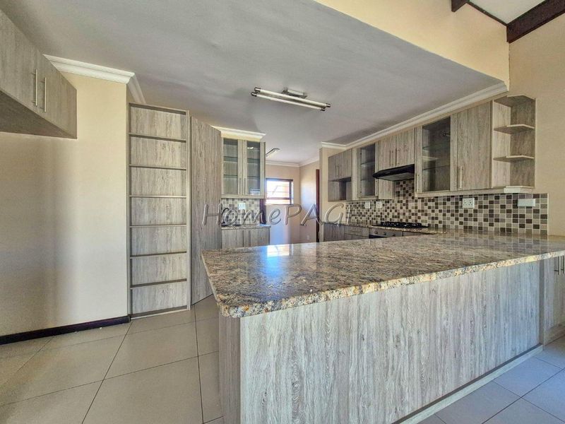 Fairway Estates, Walvis Bay:  4 Bedr Home with HUGE garage space is for Sale - Photo 9