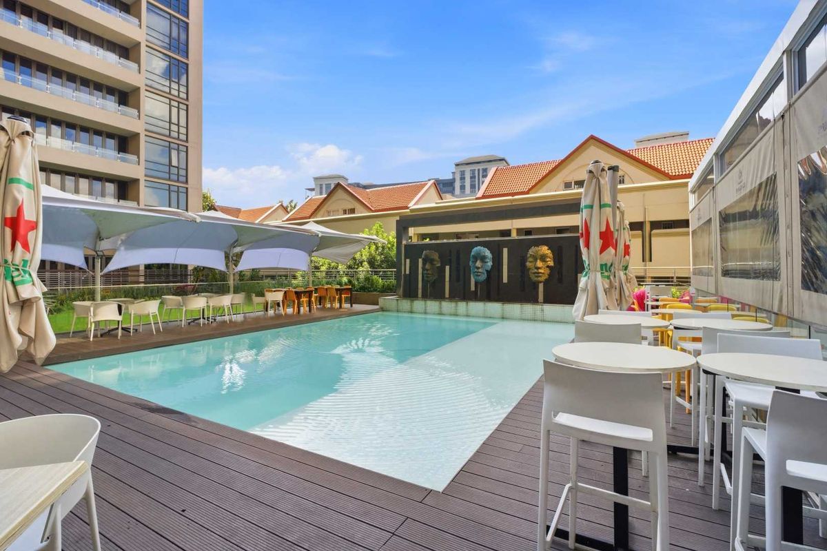 Sky-High Living: Stunning Sandton Penthouse with Panoramic Views - Photo 2