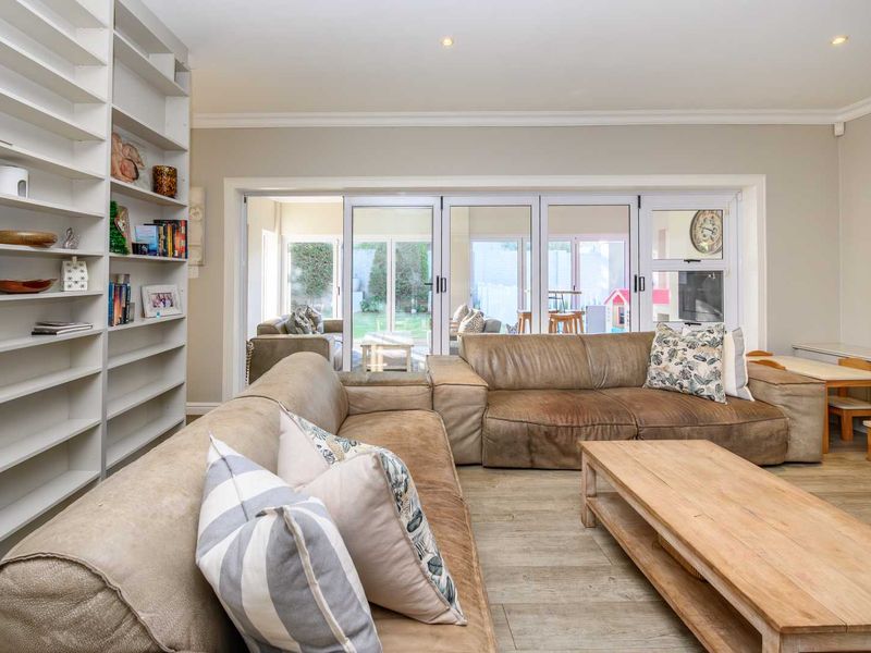 JUST MOVE IN | SECURE FAMILY HOME IN SOUGHT-AFTER SHORT ROAD, WALMER - Photo 9