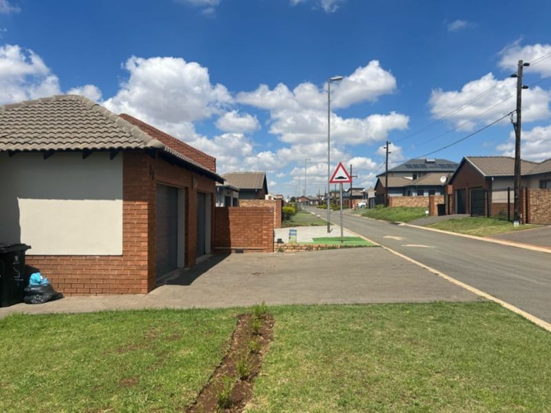 3 Bedroom House For Sale - Photo 2