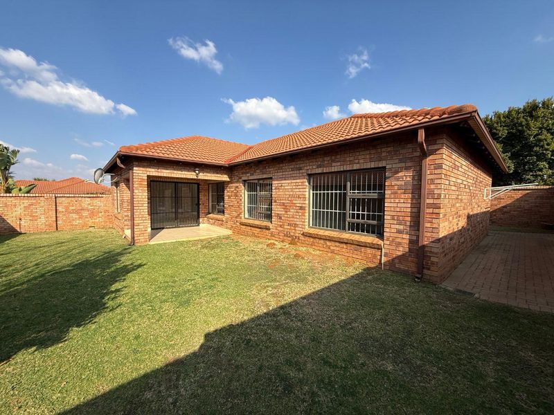 Perfect Lock-Up-and-Go Living in a Beautiful 3-Bedroom Simplex - Photo 2