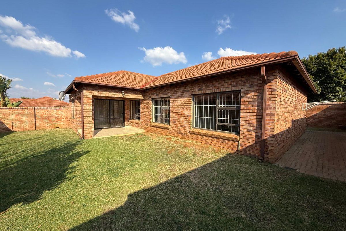Perfect Lock-Up-and-Go Living in a Beautiful 3-Bedroom Simplex - Photo 2