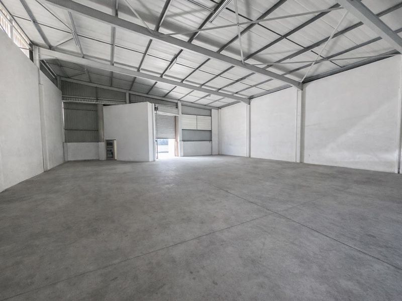 Hendra - Prime Mount Edgecombe Industrial Unit To Let | Impressive Showroom & Excellent Exposure - Photo 4
