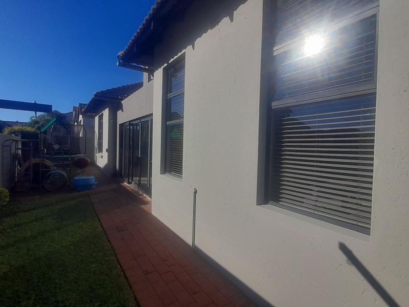 Entertain in Style: Open-Plan Living & Dedicated Braai Room - Photo 3