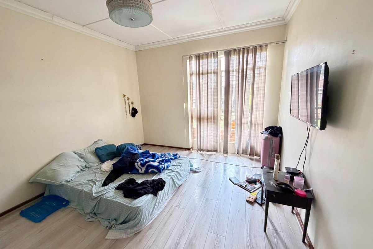 Spacious Bedrooms with Stylish Finishes in The Fountains - Photo 4