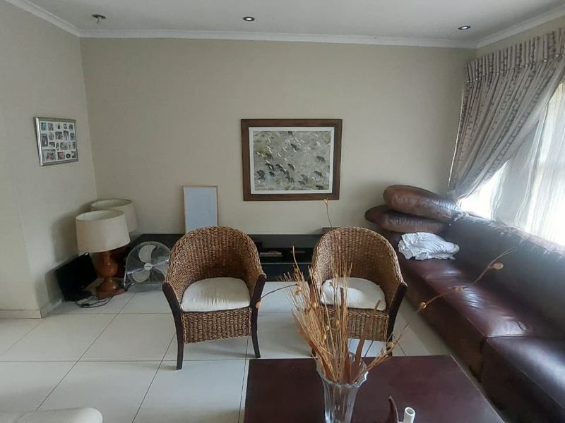 Family Haven: 6 Bedrooms with Pool & Security! - Photo 6