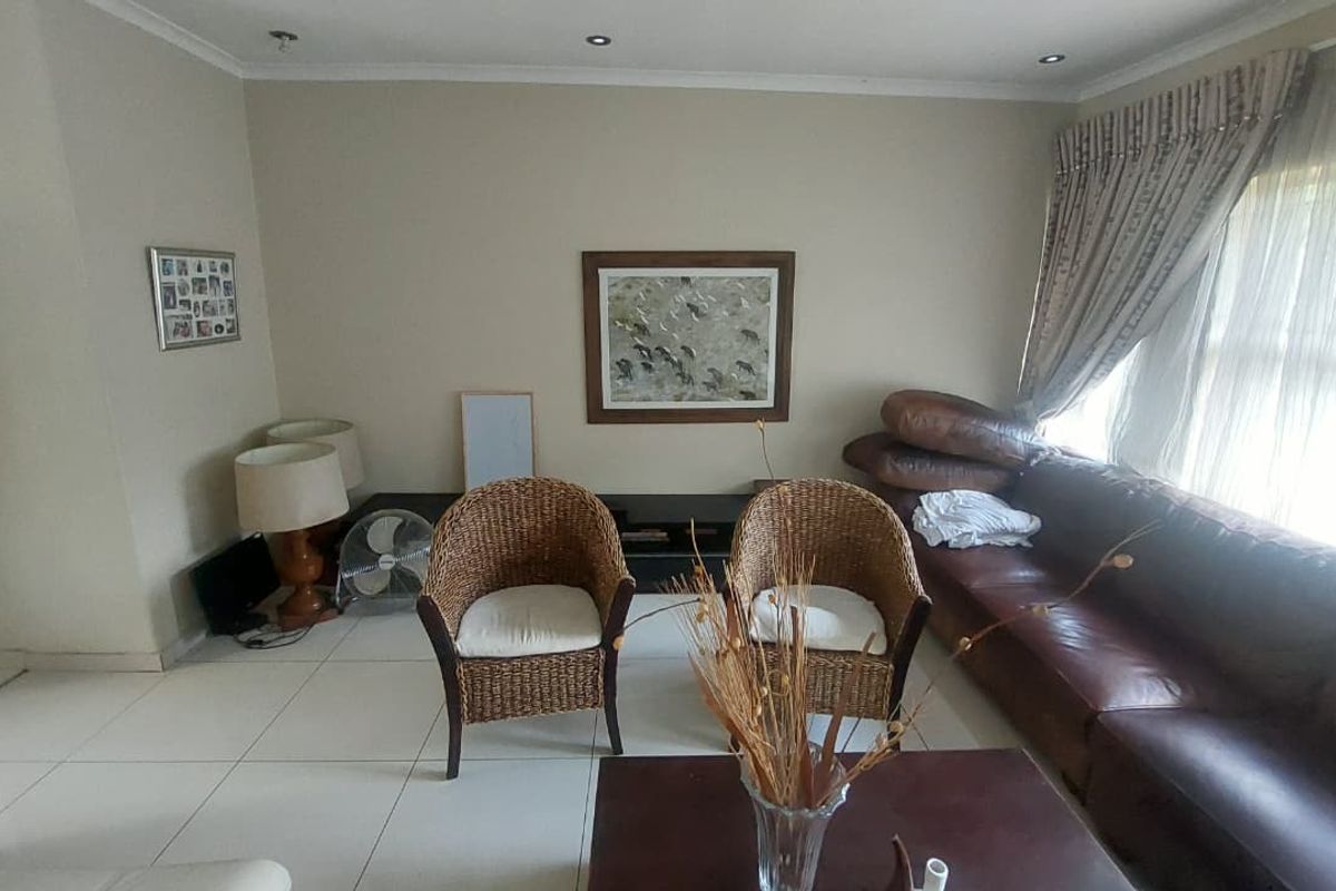 Family Haven: 6 Bedrooms with Pool & Security! - Photo 2