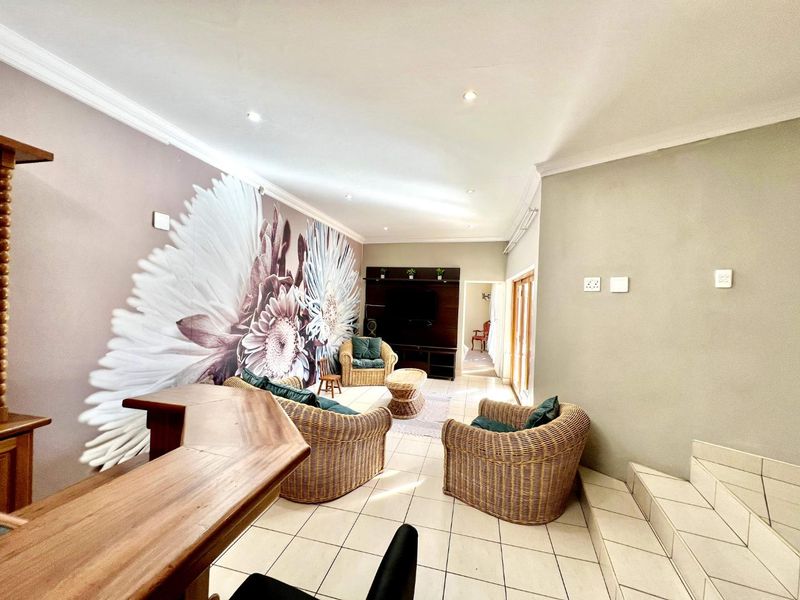 Elegant Solheim Home: 4 Beds, Pool, & Office Space! Lease July 2025 - Photo 9