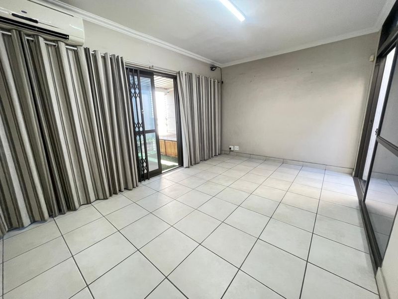 Spacious 3-Bedroom Townhouse in a Well-Maintained Complex with Garden &amp; Study - Photo 4