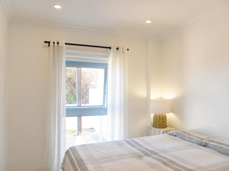 Offered furnished or unfurnished Sleek ultra modern home with stunning views . - Photo 10