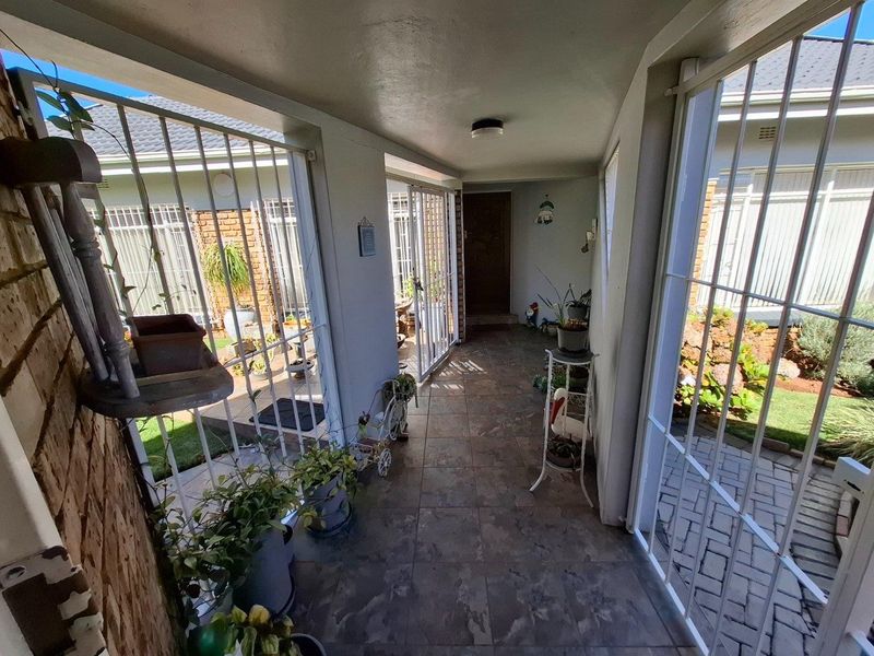A spacious family home. A fully self-contained flatlet. Three garages. A massive workshop. - Photo 4