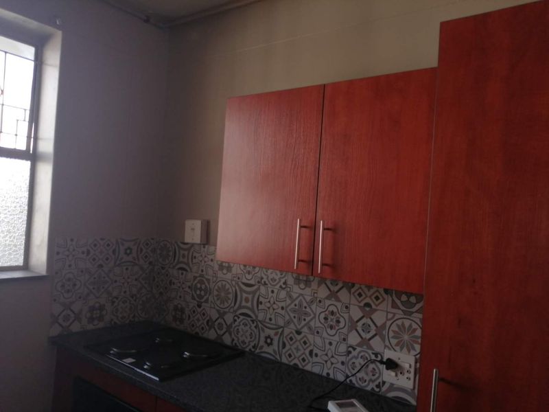 Bachelor to rent at Lantana Apartments - Photo 4