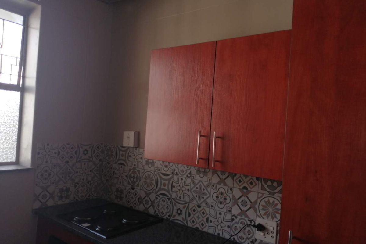 Bachelor to rent at Lantana Apartments - Photo 4