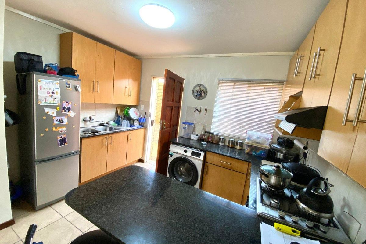 Beautiful newly painted simplex - Photo 2