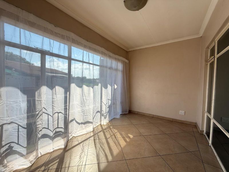Charming and Spacious Upstairs Apartment Available for Viewing - Photo 6