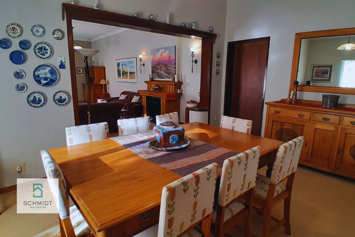 For Sale: Elegant 5-Bedroom Residence with Consulting Rooms - Photo 3