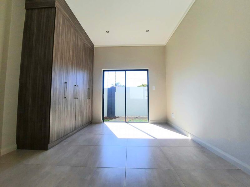 Pet-Friendly 2 Bedroom Home with Modern Kitchen & Yard - Photo 4