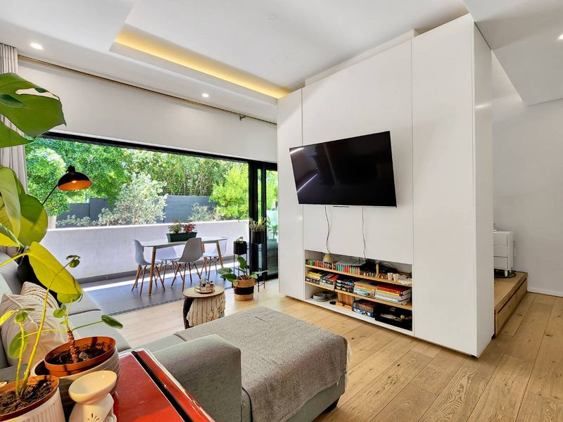 Live where it's all happening - Photo 2