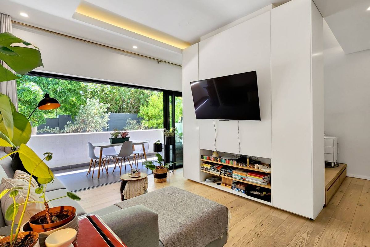 Live where it's all happening - Photo 2