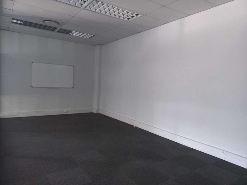 Office space within Business Park, available immediately! - Photo 8