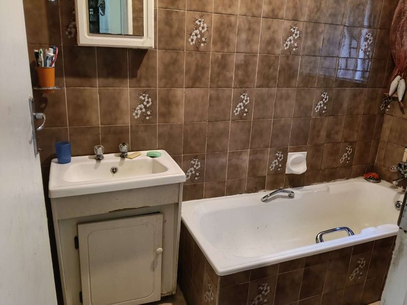 House For Sale in Crystal Park - Photo 6
