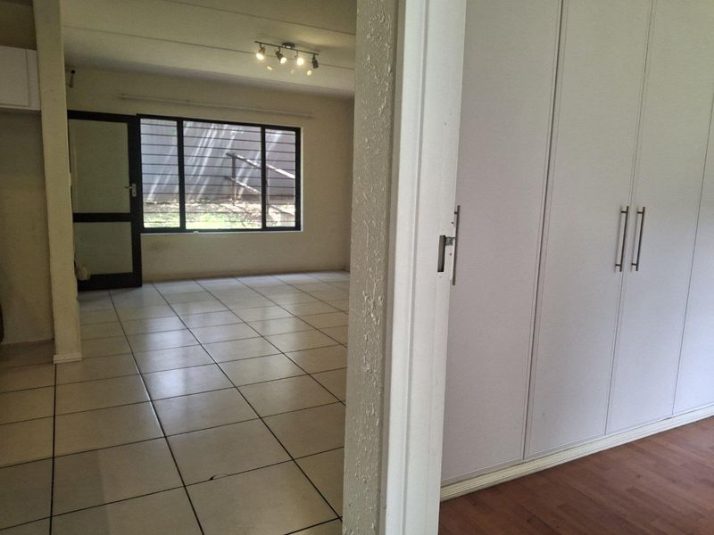 A LOVELY ONE BEDROOM GARDEN APARTMENT - Photo 5
