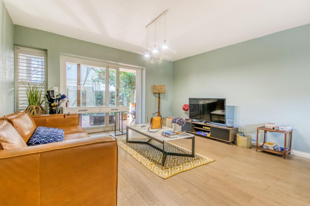 Spacious garden unit in secure complex - Photo 2