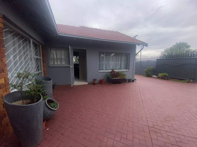 Modern 3-Bedroom Home with Flatlet for Sale - Photo 3