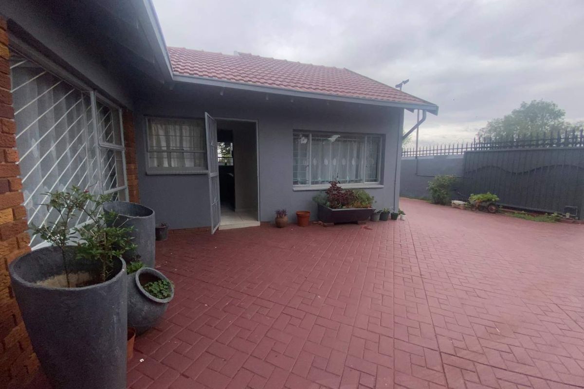 Modern 3-Bedroom Home with Flatlet for Sale - Photo 3