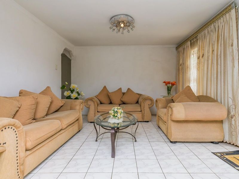 CHARMING FAMILY HOME IN MOBENI HEIGHTS - Photo 3
