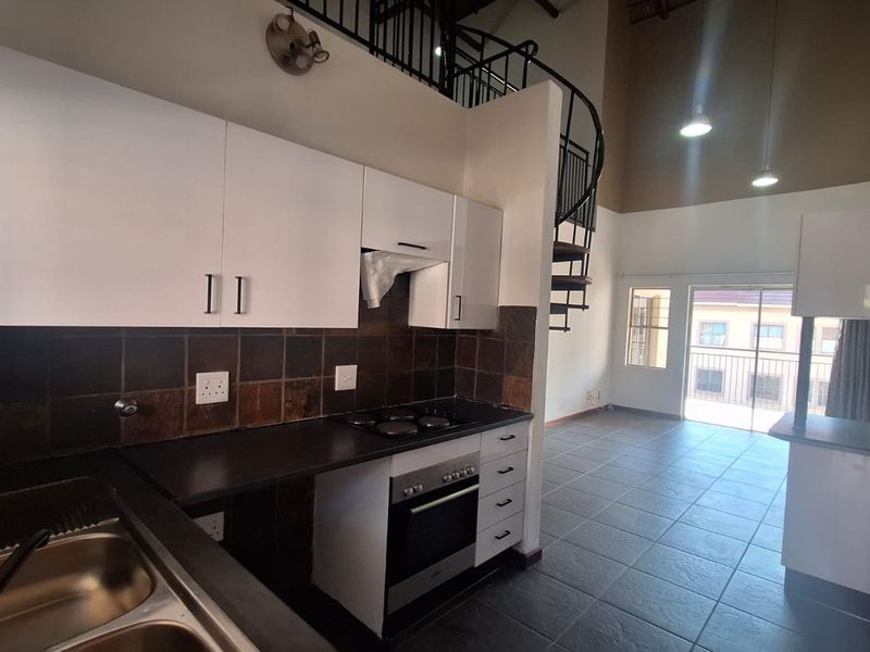2 Bed 2 Bath apartment with a double volume loft area for sale in Sundowner - Photo 9