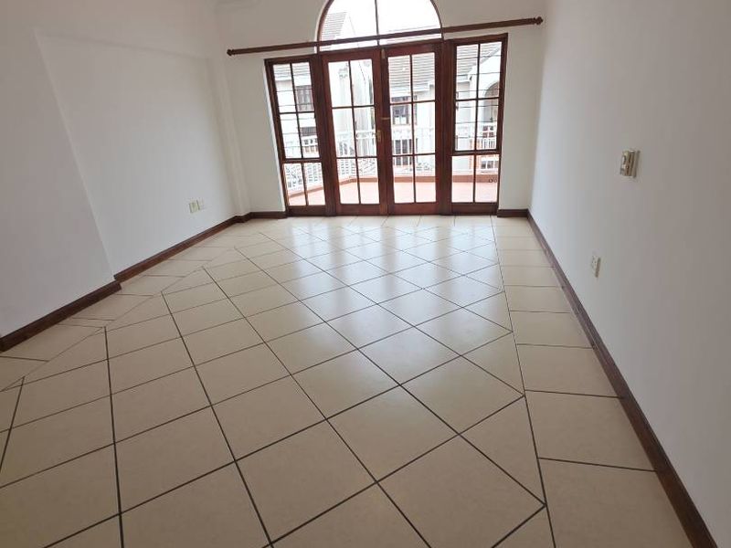 SPACIOUS 2 BED APARTMENT IN STUNNING COMPLEX - Photo 3