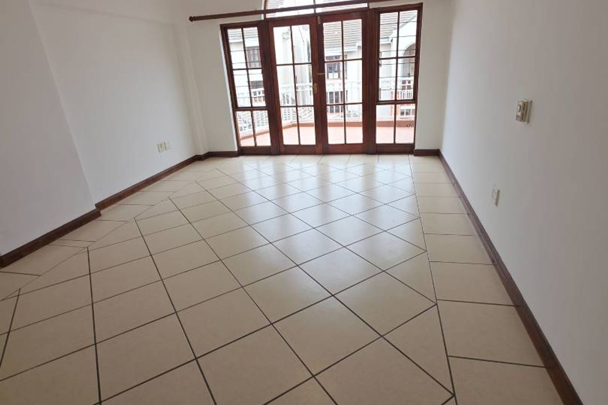 SPACIOUS 2 BED APARTMENT IN STUNNING COMPLEX - Photo 3