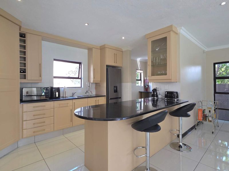 Modern 3-Bedroom Executive Home in Douglasdale - Photo 8