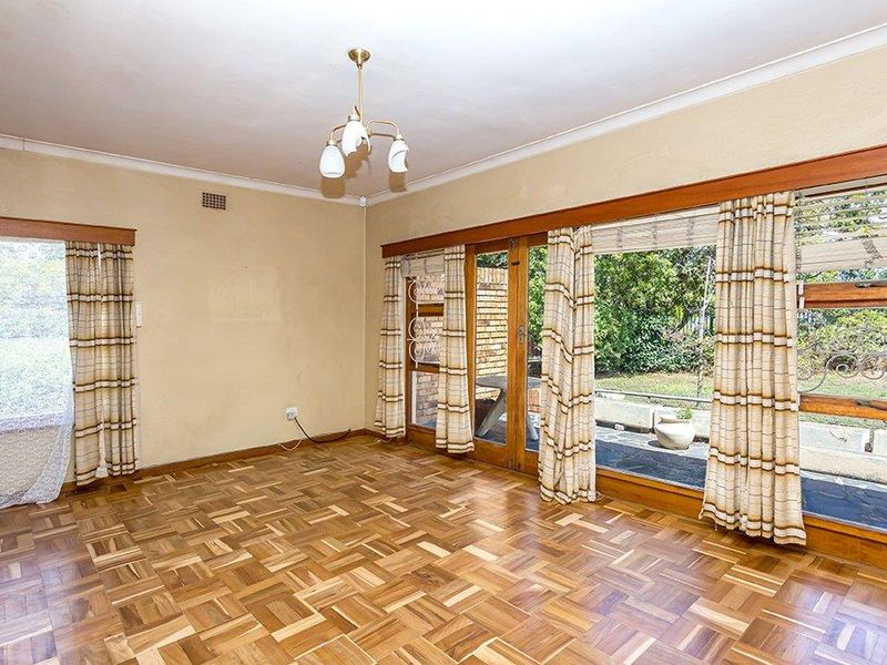 Three-Bedroom Family Home with Additional Accommodation and Garage On A Corner Plot - Photo 2