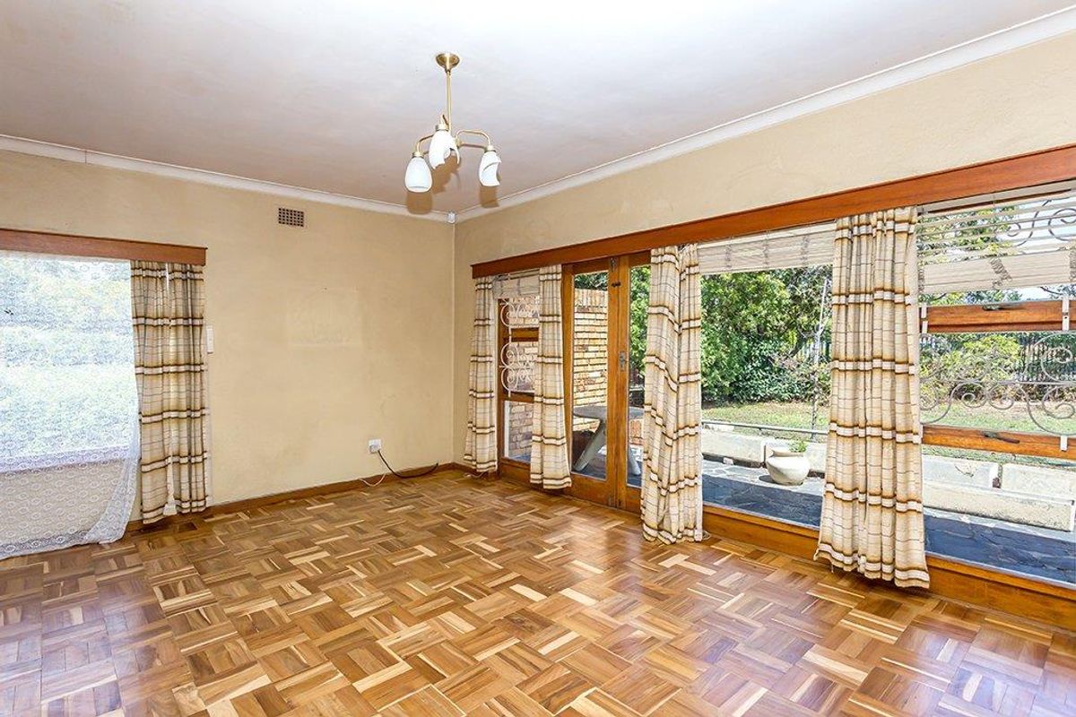 Three-Bedroom Family Home with Additional Accommodation and Garage On A Corner Plot - Photo 2