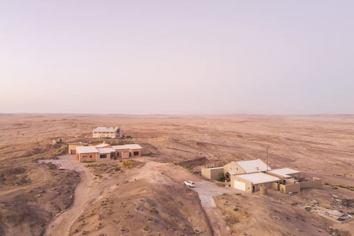 Namibian Dream: 10-Hectare Smallholding in Unique Terrain" - Photo 2