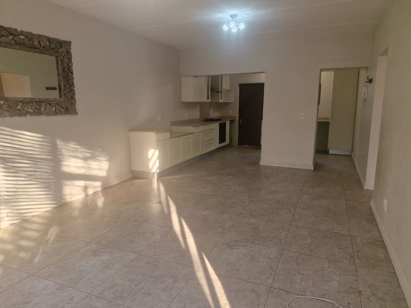 Three Bedroom Renovated Apartment - Photo 3