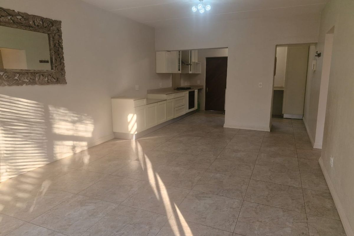 Three Bedroom Renovated Apartment - Photo 3