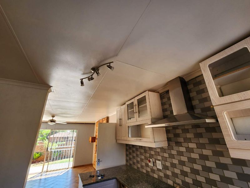 Immaculate simplex unit with own private garden - Photo 9