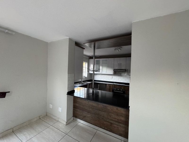 3 Bedroom Family Home in Heuwelsig Estate - Photo 8