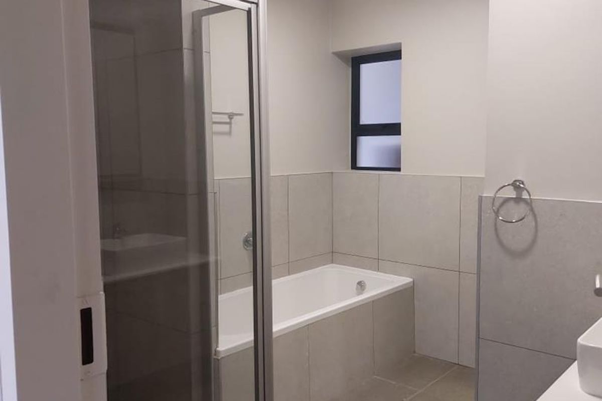 1 bedroom Loft unit in a small Security Estate!! - Photo 5