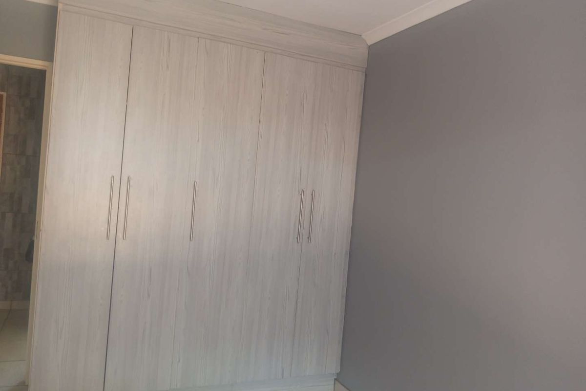 A House in a Magnificent Estate - Photo 4