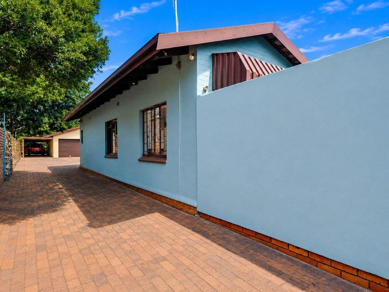 Spacious, Happy Family Home, set on a large stand. - Photo 7