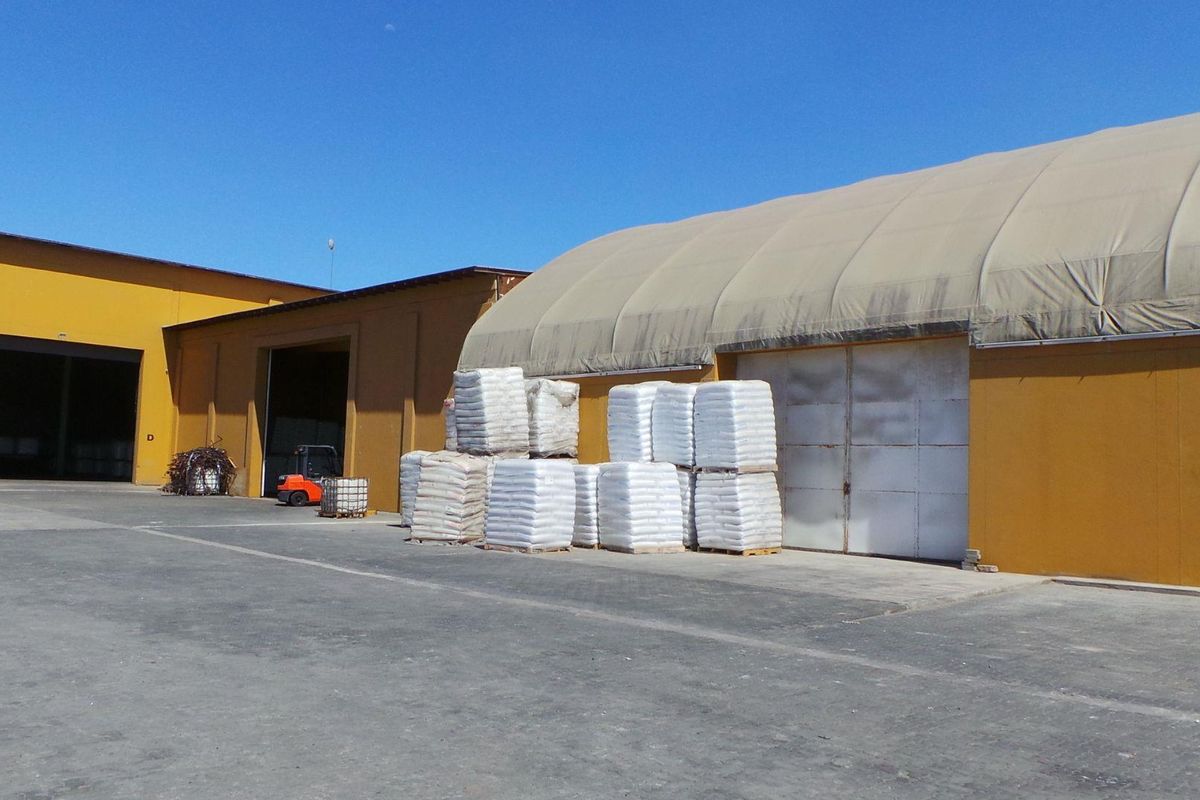 Rare Find! Industrial Warehouse 3650m2 warehouse underroof! Selling as PTY! - Photo 2